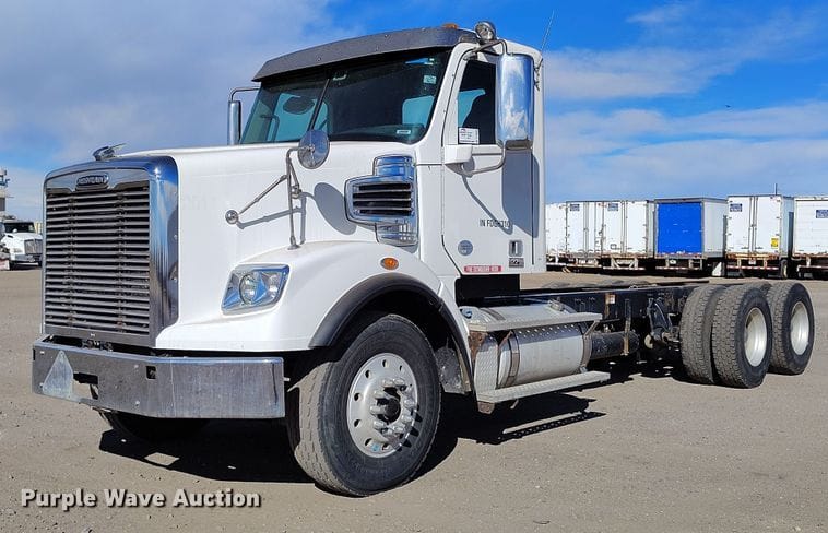 2015 Freightliner Coronado Equipment Image0