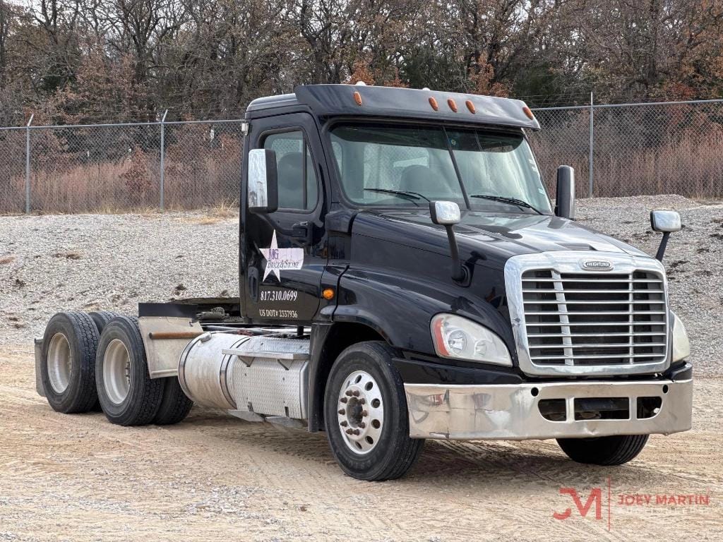 2015 Freightliner Day Cab Truck Equipment Image0