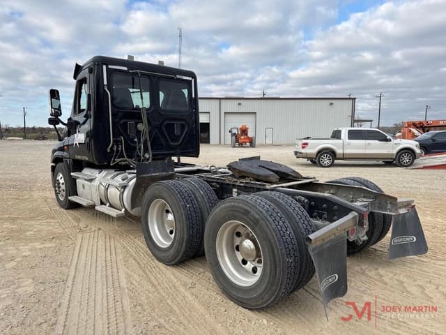 Image of Freightliner Day Cab Truck equipment image 2