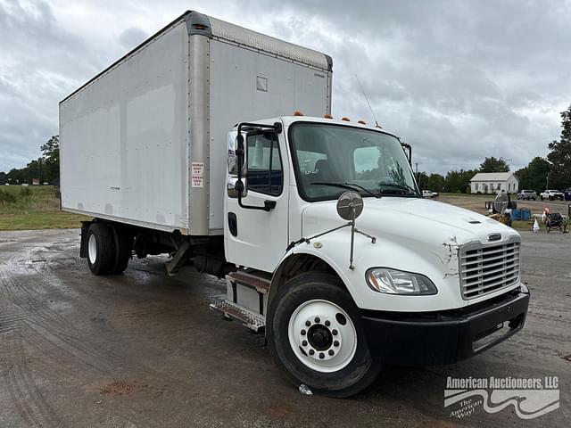 Image of Freightliner M2 106 equipment image 2