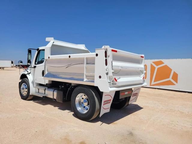 Image of Freightliner M2 106 equipment image 2