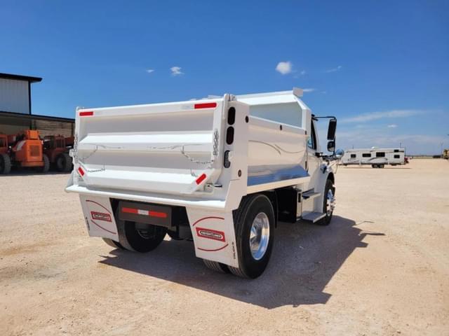 Image of Freightliner M2 106 equipment image 4