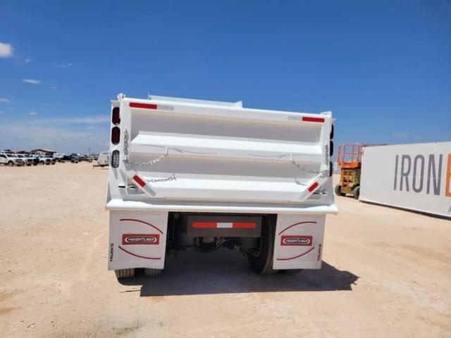 Image of Freightliner M2 106 equipment image 3
