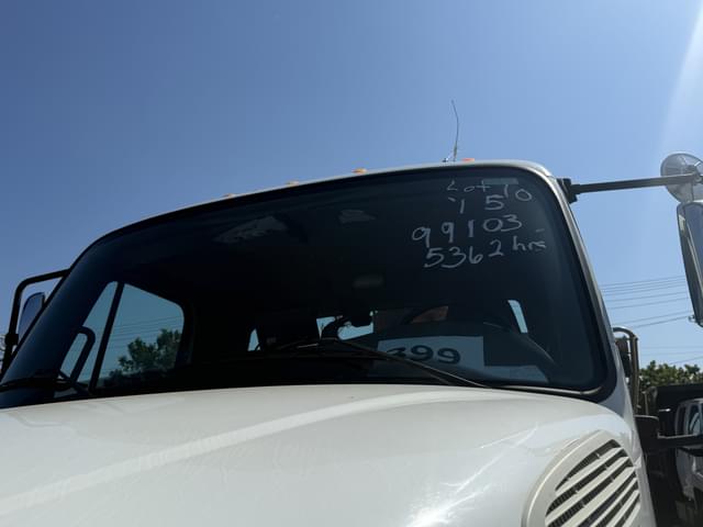 Image of Freightliner M2 106 equipment image 2