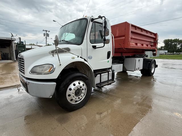 Image of Freightliner M2 106 equipment image 1