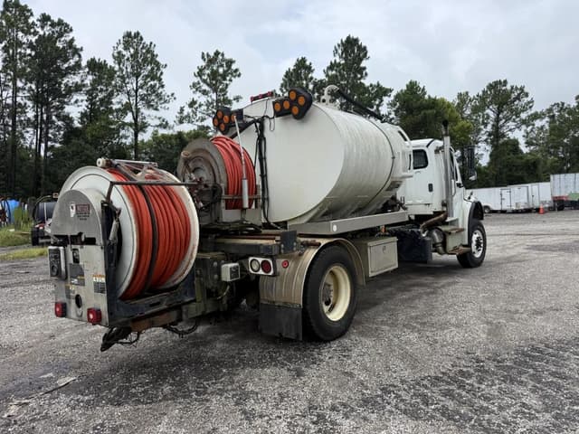Image of Freightliner M2 equipment image 4