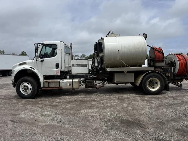 Image of Freightliner M2 equipment image 1