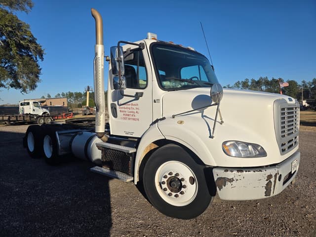 Image of Freightliner M2 equipment image 2