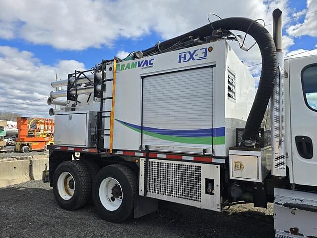 Image of Freightliner M2 equipment image 4