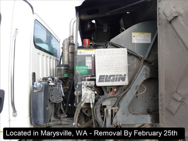 Image of Freightliner M2106 equipment image 2