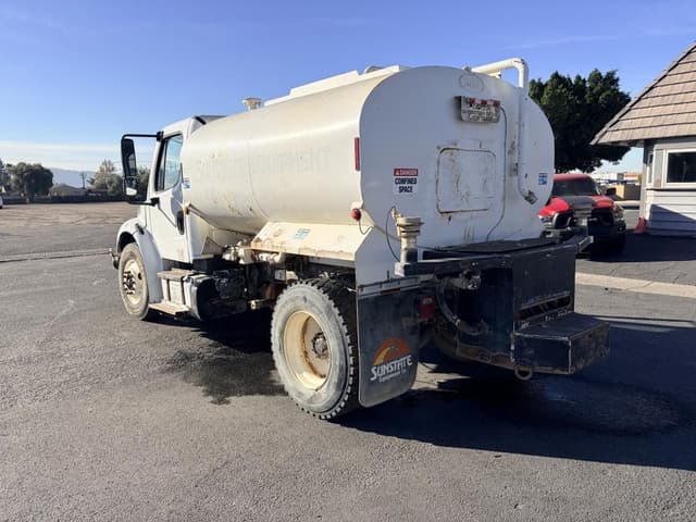 Image of Freightliner M2106 equipment image 3