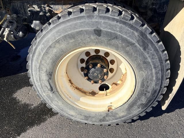 Image of Freightliner M2106 equipment image 4