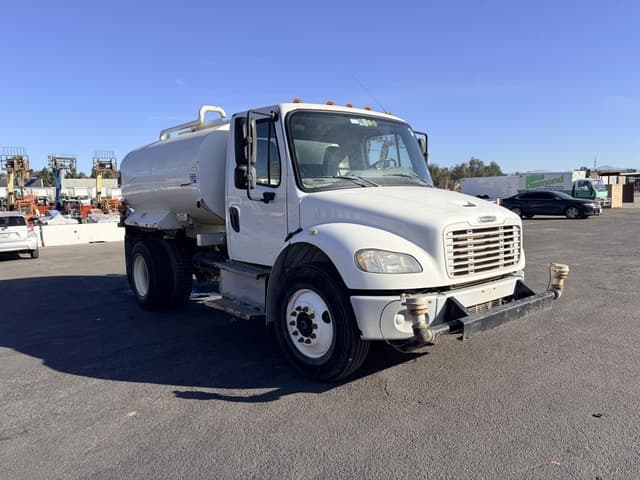 Image of Freightliner M2106 equipment image 1