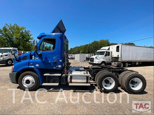Image of Freightliner Cascadia equipment image 1