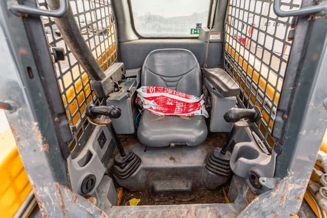 Image of Gehl R220 equipment image 4