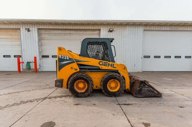 Image of Gehl R220 equipment image 1