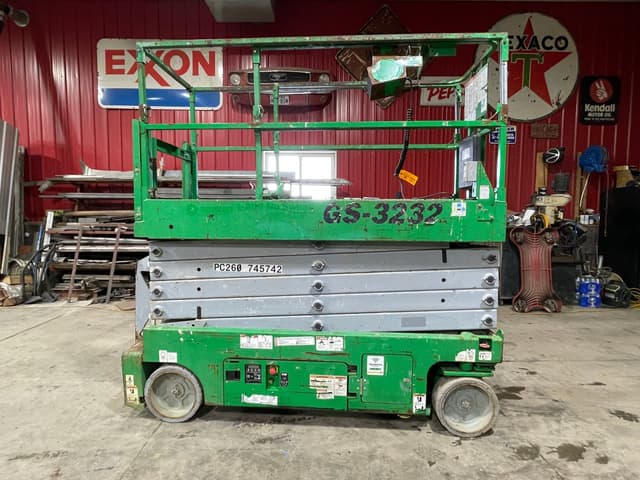 Image of Genie GS3232 equipment image 3