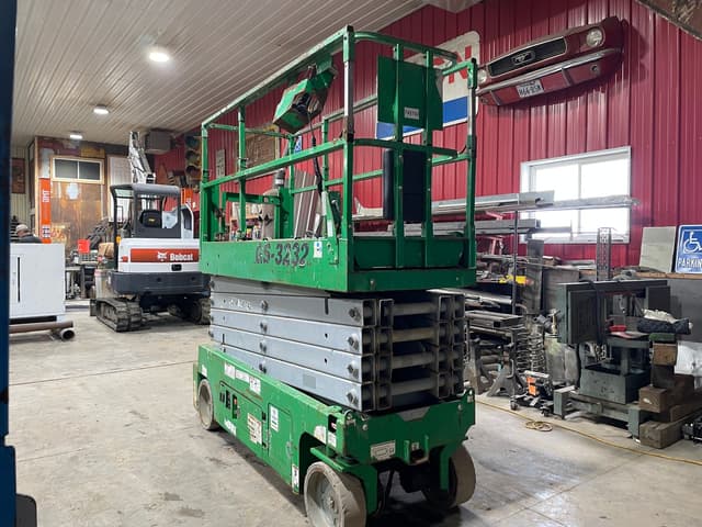 Image of Genie GS3232 equipment image 2