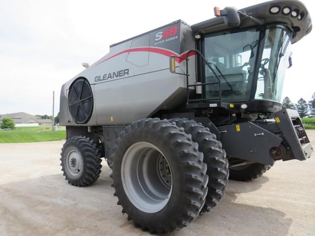 Image of Gleaner S68 equipment image 1