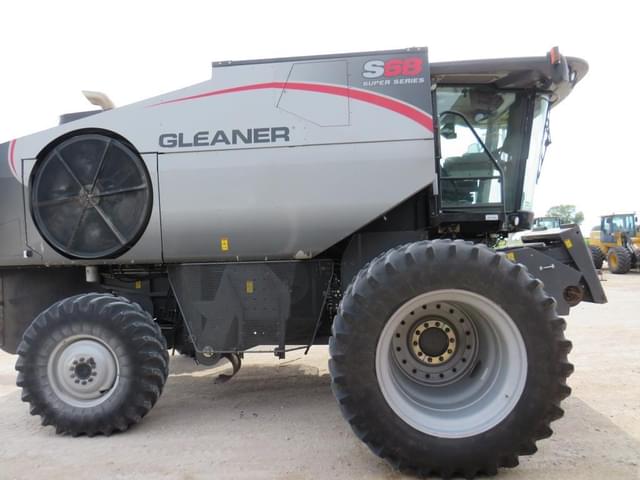 Image of Gleaner S68 equipment image 2