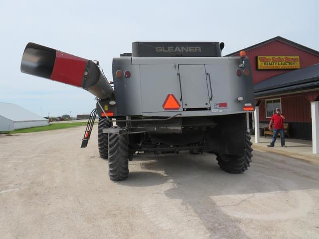 Image of Gleaner S68 equipment image 4