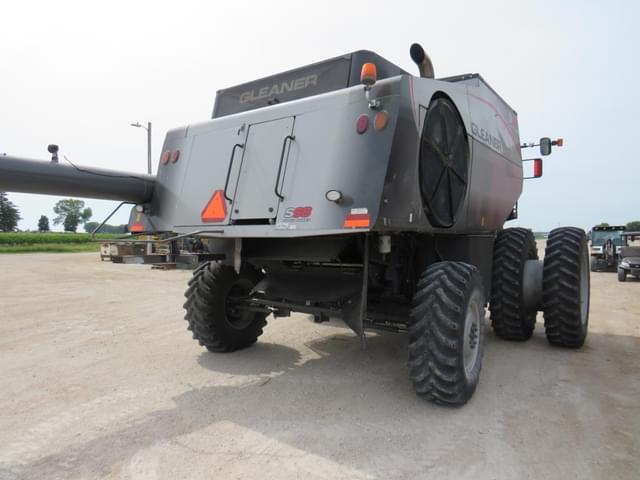 Image of Gleaner S68 equipment image 3