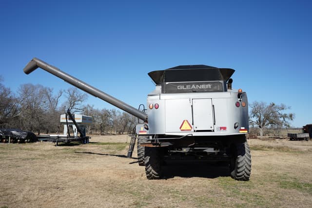 Image of Gleaner S78 equipment image 4