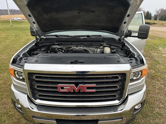 Image of GMC 2500HD equipment image 4