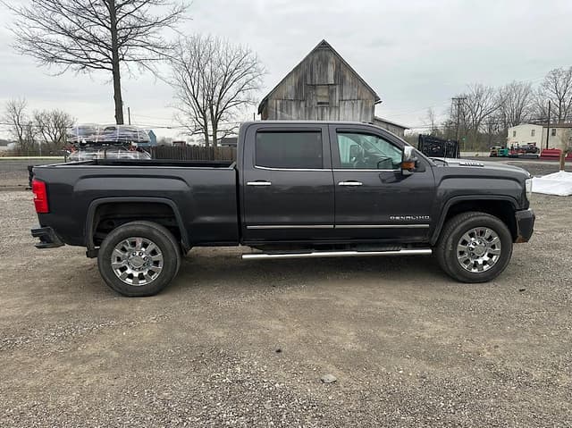 Image of GMC 2500HD equipment image 3