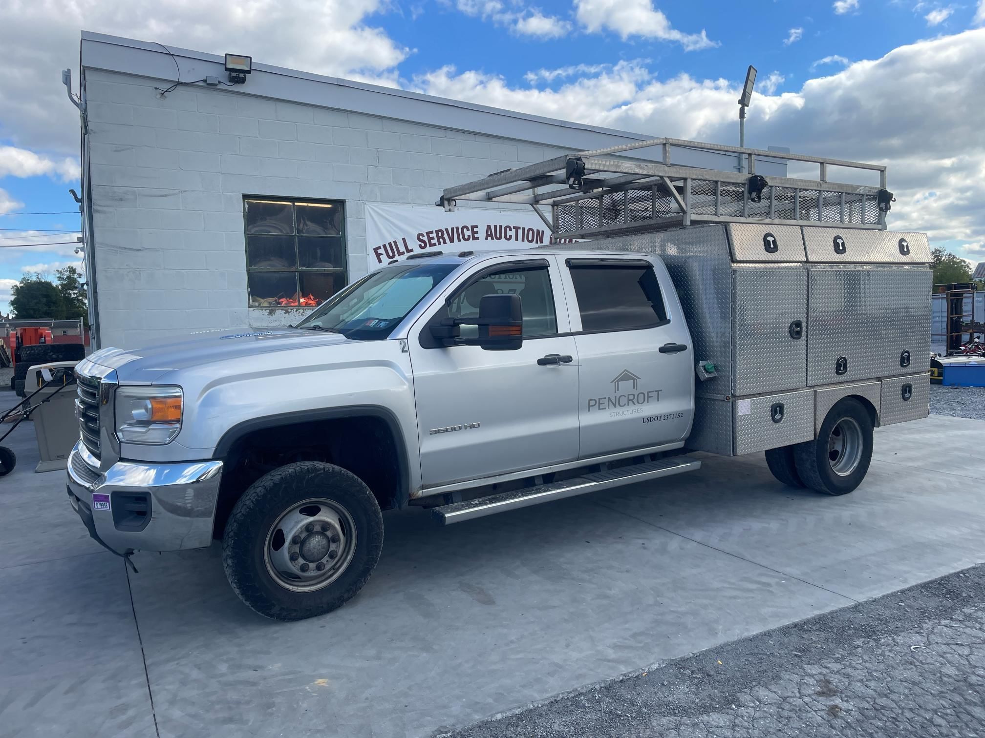 2015 GMC 3500HD Equipment Image0
