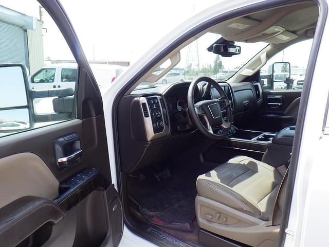 Image of GMC 3500HD equipment image 4