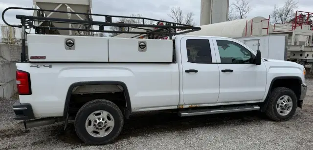 Image of GMC 2500HD equipment image 4
