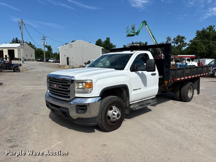 2015 GMC 3500HD Equipment Image0
