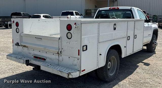 Image of GMC 3500HD equipment image 4