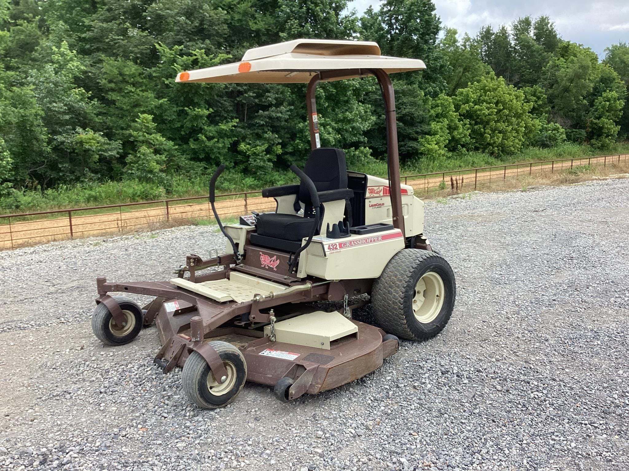 2015 Grasshopper 432 Equipment Image0