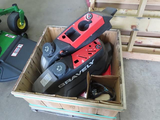 Image of Gravely Pro-Turn 460 equipment image 4