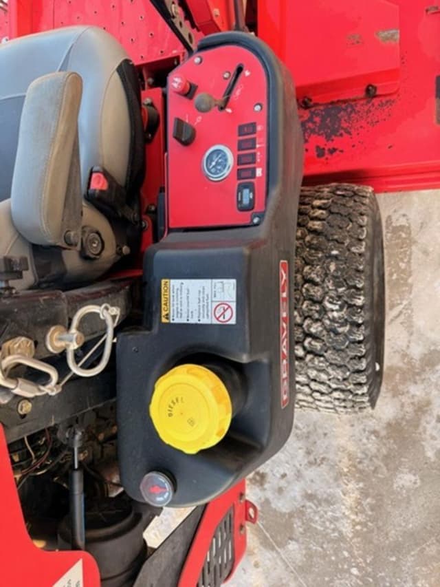 Image of Gravely Pro-Turn 472 equipment image 4