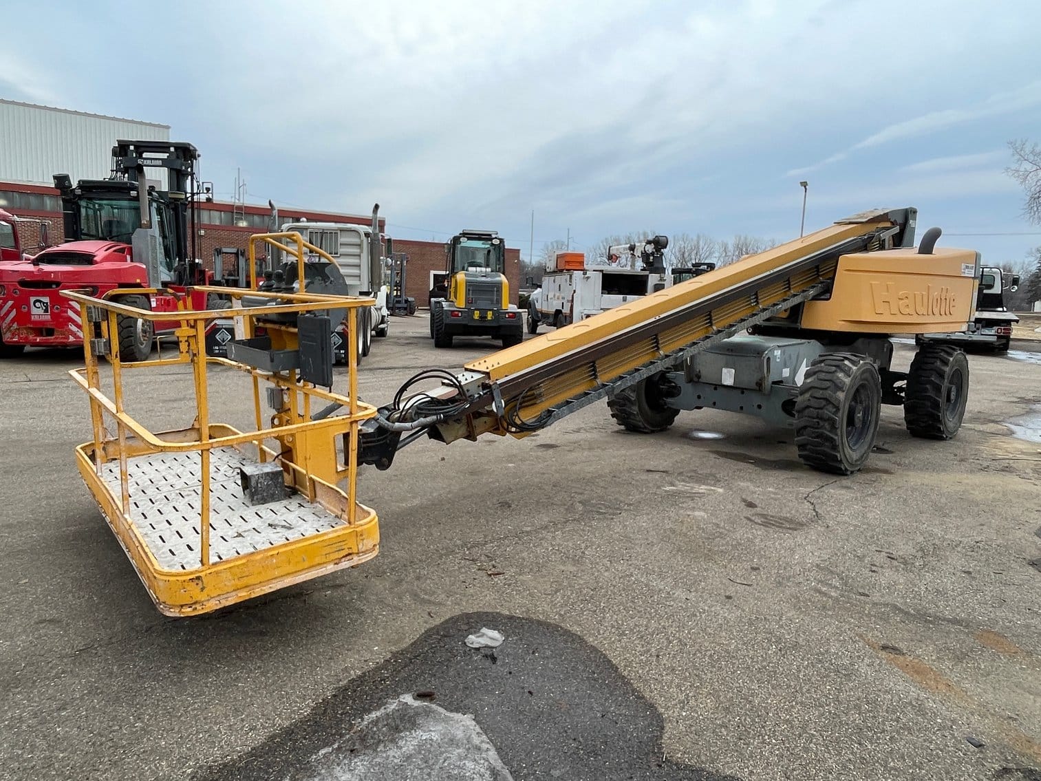 2015 Haulotte HT61RT Equipment Image0