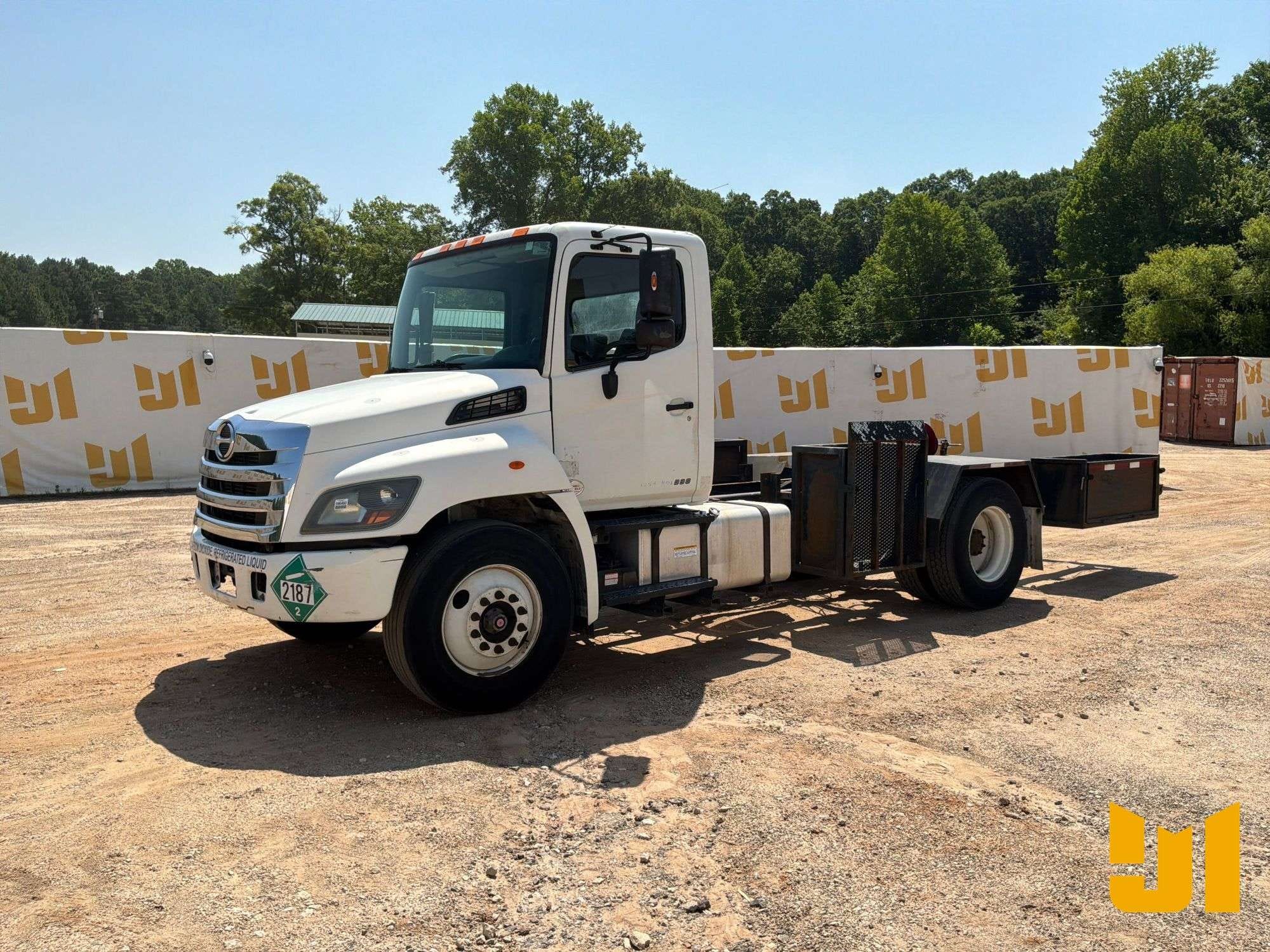 2015 Hino 338 Equipment Image0