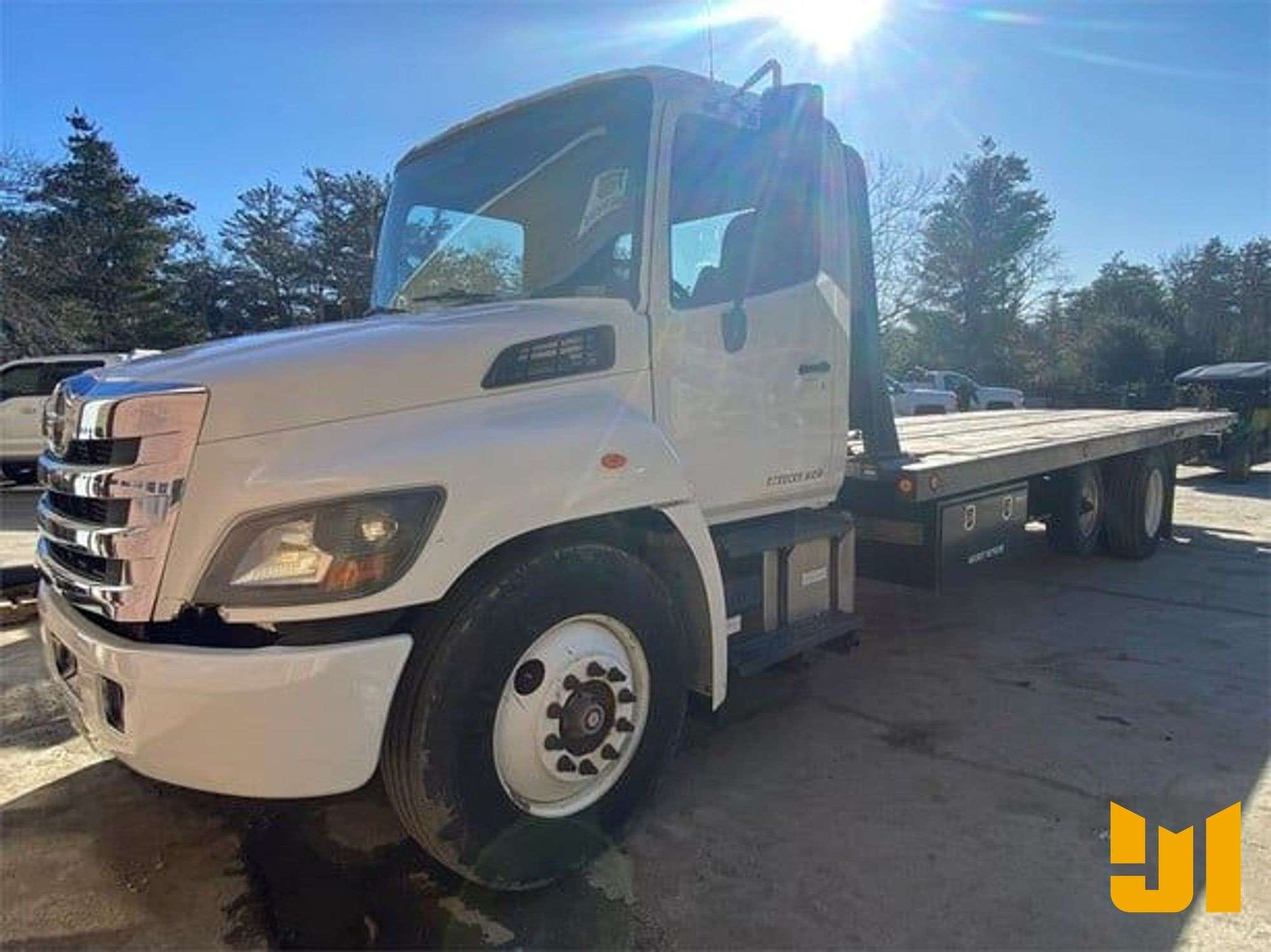 2015 Hino 338 Equipment Image0