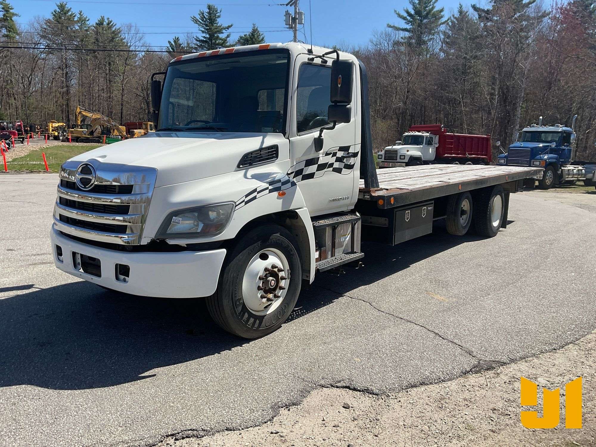 2015 Hino 338 Equipment Image0