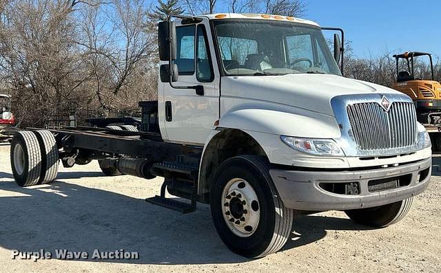 Image of International 4300 SBA equipment image 2