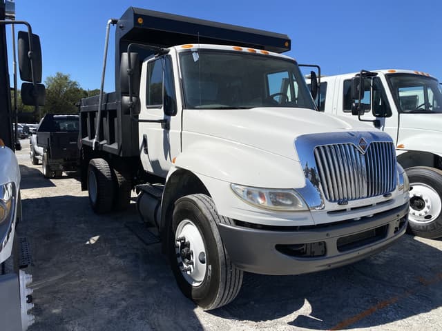 Image of International 7400 equipment image 3