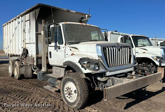 Image of International 7400 equipment image 2