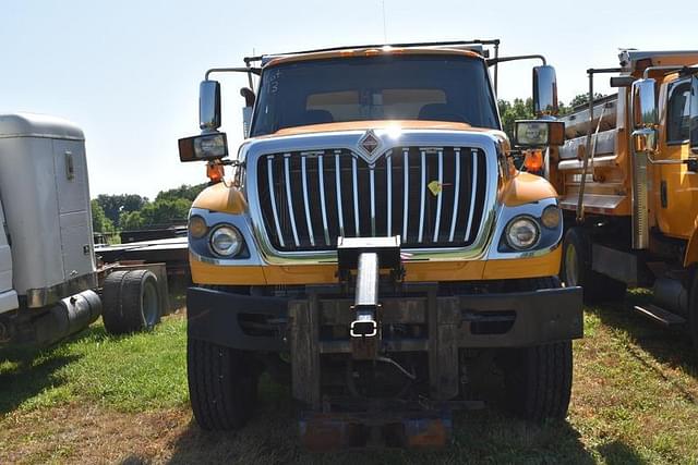 Image of International 7400 equipment image 1