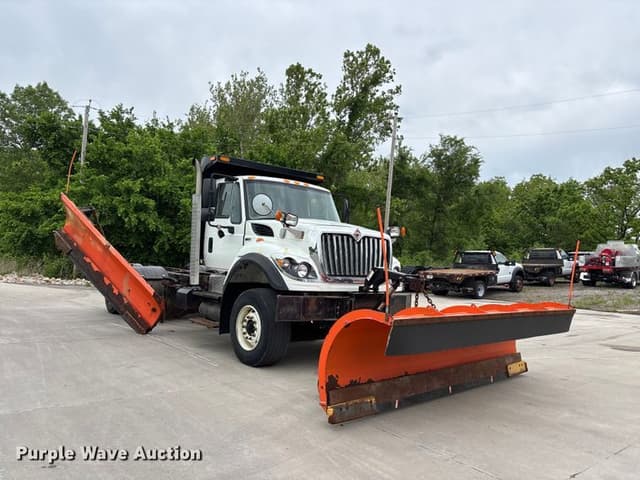 Image of International 7400 equipment image 2