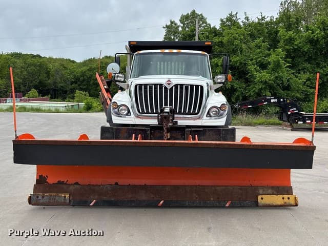 Image of International 7400 equipment image 1
