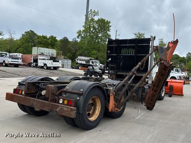 Image of International 7400 equipment image 4