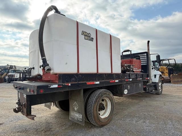 Image of International 7400 SFA equipment image 2