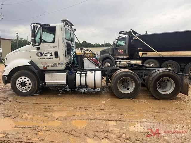 Image of International 8600 equipment image 4